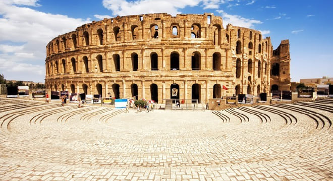 مساء الخير، – سحب عابرة تكون أحيانا كثيفة بالجنوب و المناطق الساحلية الشرقية مع بعض الأمطار المتفرقة ثم ضباب محليا كثيف…