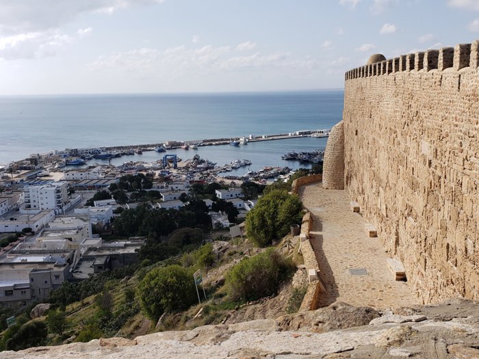 صباح الخير، – ضباب محليا كثيف في الصباح ثم طقس مغيم جزئيا إلى أحيانا كثيف السحب بالمناطق الساحلية الشرقية مع بعض الأمطار…