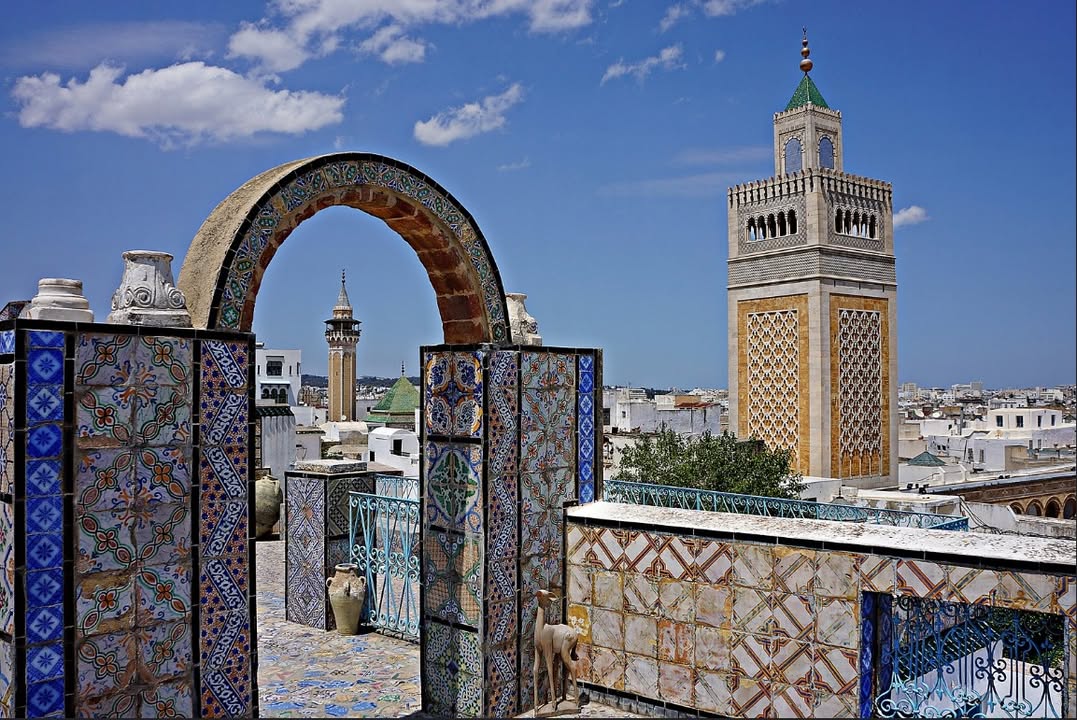 صباح الخير، – طقس مغيم جزئيا فتدريجيا كثيف السحب بالمناطق الغربية مع أمطار مؤقتا رعدية ثم تشمل لاحقا الجهات الشرقية وتكو…