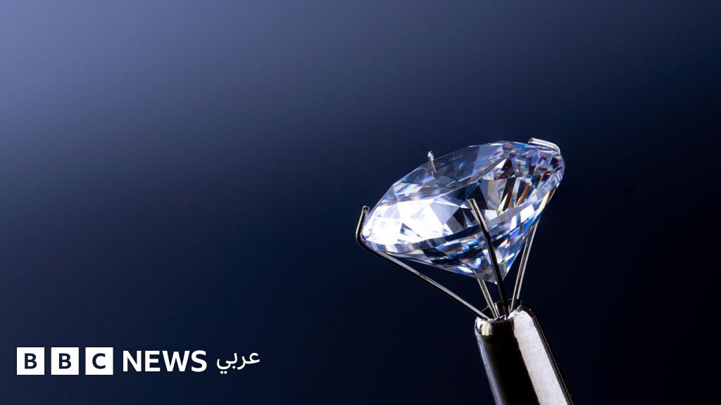 صراع محتدم يدور رحاه بين أحضان الطبيعة و أروقة المختبرات، فمن سيحقق الانتصار في سباق إنتاج الألماس؟ سؤال يطرح نفسه بقوة في ظل التطورات المتسارعة في مجال تصنيع الألماس المخبري، و المنافسة الشرسة مع الألماس المستخرج من باطن الأرض.