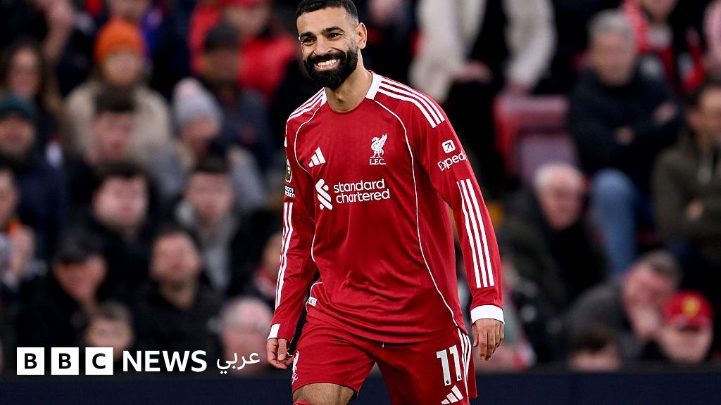 محمد صلاح: هل حملت تحيته لعائلته عقب مباراته الأخيرة إشارة إلى رحيله الوشيك عن نادي ليفربول، أم أنها مجرد تعبير عن محبته وتقديره لهم بعد نهاية موسم حافل بالتحديات؟