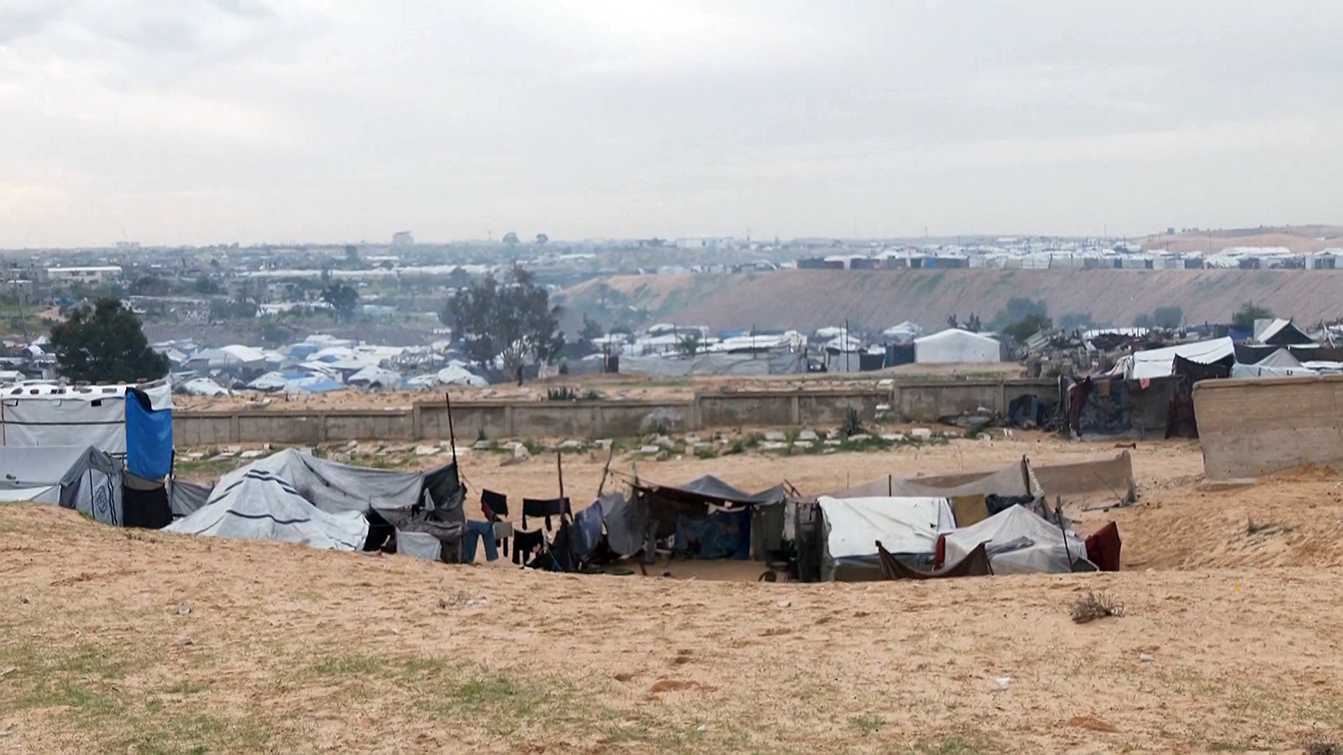 شهدت مناطق متفرقة في قطاع غزة قصفًا مدفعيًا مكثفًا وغارات جوية إسرائيلية استهدفت مواقع مختلفة داخل القطاع.