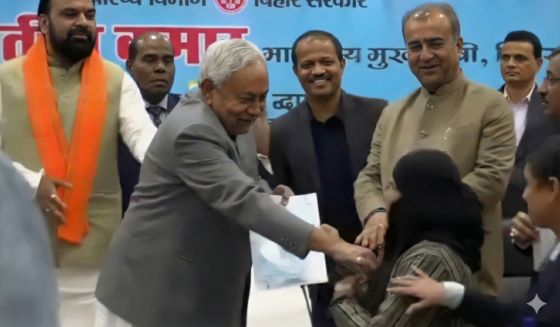 أثار رئيس وزراء ولاية بيهار الهندية جدلاً واسعاً بعد قيامه بنزع نقاب طبيبة مسلمة، الأمر الذي أثار موجة غضب واستياء شديدين في الأوساط المختلفة.