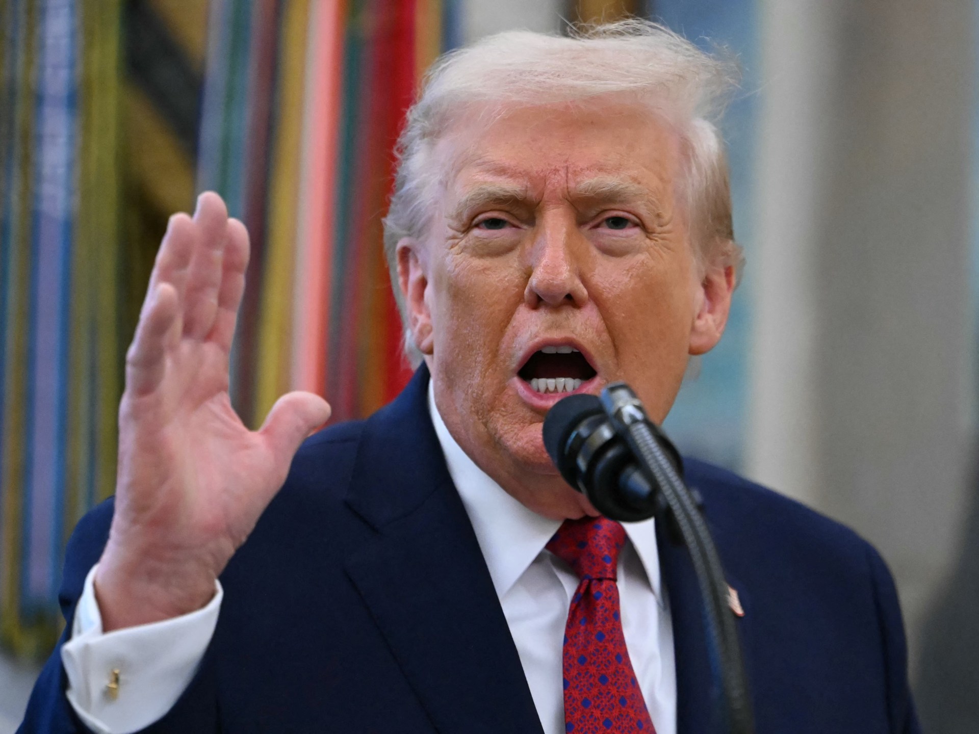 في تطور لافت، طالب الرئيس الأمريكي السابق دونالد ترامب بالإفراج الفوري عن قطب الإعلام في هونغ كونغ، مشيرا إلى وضعه الصحي المتدهور وتقدمه في السن، وفقا لتصريحات منسوبة إليه. في تطور لافت، طالب الرئيس الأمريكي السابق دونالد ترامب بالإفراج الفوري عن قطب الإعلام في هونغ كونغ، مشيرا إلى وضعه الصحي المتدهور وتقدمه في السن، وفقا لتصريحات منسوبة إليه.