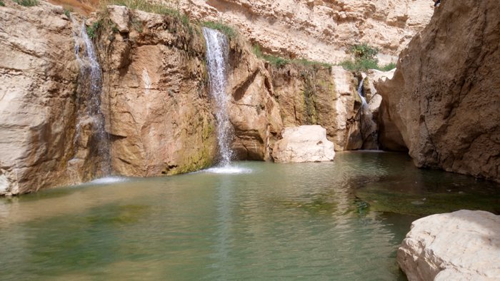 مساء الخير، يسود طقس غائم جزئياً في معظم المناطق، يتحول تدريجياً إلى غائم كثيف في المناطق الغربية من الوسط والجنوب، مع توقعات بأمطار متفرقة بين الحين والآخر.