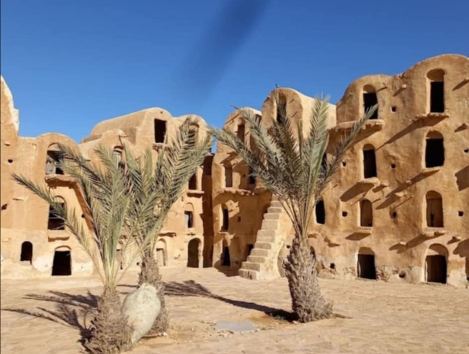 يشهد الصباح ضبابا محليا كثيفا، يتحول لاحقا إلى طقس مغيم جزئيا، ثم يصبح أحيانا كثيف السحب. من المتوقع هطول أمطار متفرقة، قد تكون مؤقتا رعدية، خاصة في المناطق الغربية.