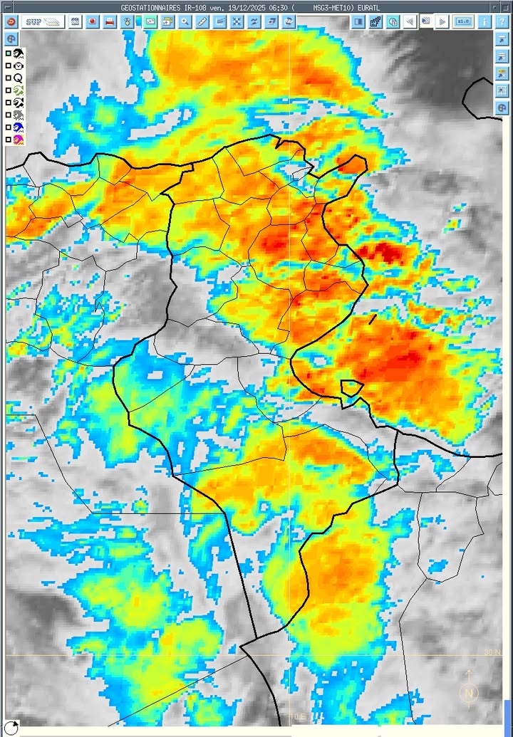 يشهد طقس اليوم أجواءً ملبدة بالغيوم مع تساقط أمطار في معظم المناطق، تكون رعدية أحياناً وغزيرة خاصةً في الجنوب والمناطق الوسطى الغربية، على أن تمتد هذه الأمطار تدريجياً بعد الظهر لتشمل مناطق أخرى.