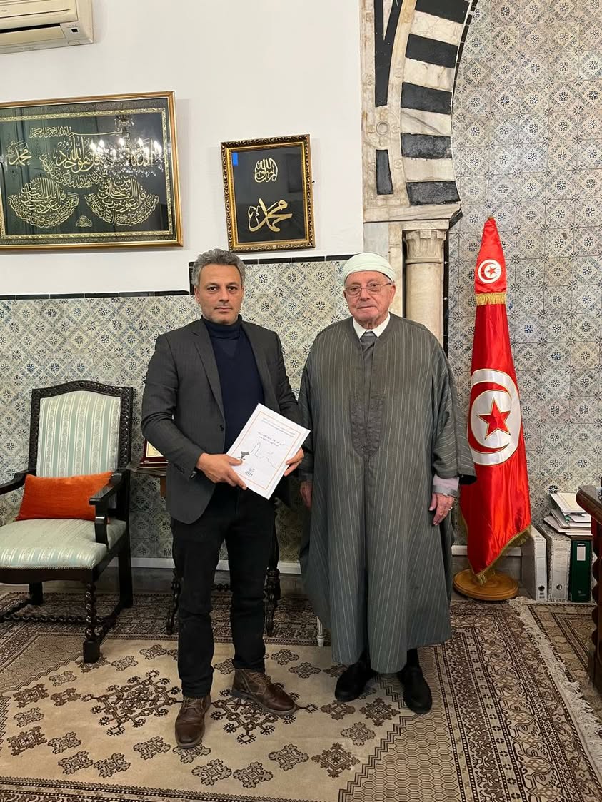 في البدء، نستفتح بالبسملة، مستمدين العون والبركة من الله الرحمن الرحيم، ثم نتوجه بالصلاة والسلام على سيد الخلق، محمد صلى الله عليه وسلم، وعلى آله وصحبه أجمعين، سائلين المولى عز وجل أن يمن علينا بالخير واليمن والبركات.