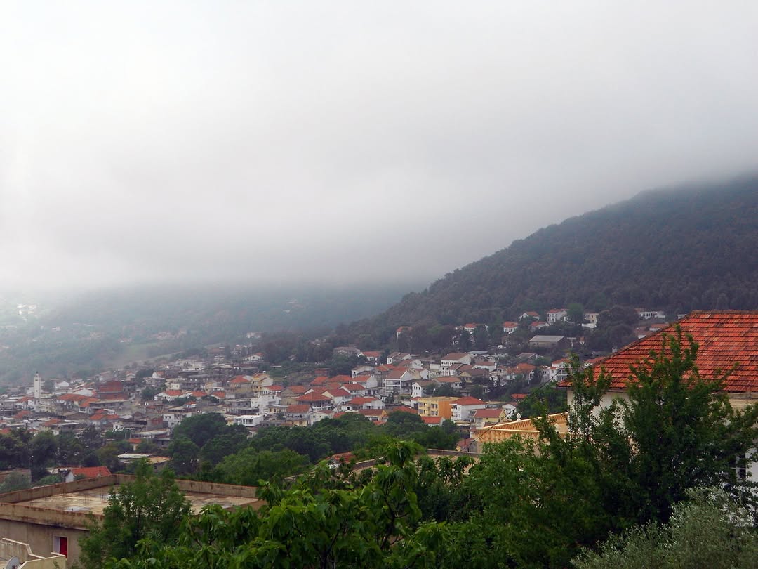 يشهد طقس اليوم أجواء غائمة في أغلب المناطق مع توقعات بأمطار متفرقة في الشمال والوسط. تهب الرياح من الاتجاه الغربي وتكون قوية نسبياً.