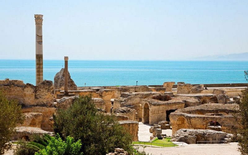 يشهد طقس اليوم صباحا سحبا متفرقة، ثم يتحول إلى غائم جزئيا في معظم المناطق. تهب الرياح من القطاع الغربي، وتكون قوية نسبيا إلى قوية بالقرب من السواحل، بينما تكون ضعيفة في مناطق أخرى.