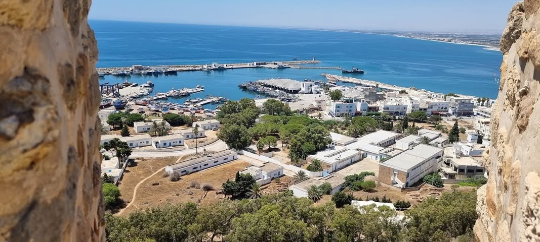 مساء الخير، يسود طقس كثيف السحب مع تساقط الأمطار في مناطق الشمال والوسط، ومن المتوقع أن تكون الأمطار رعدية بشكل مؤقت وغزيرة أحياناً في الشمال الشرقي ومنطقة الساحل.