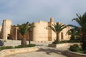 يشهد الطقس صباح اليوم سحباً كثيفة أحياناً مصحوبة بأمطار رعدية متقطعة وغزيرة في مناطق الشمال الشرقي وبعض المناطق الساحلية، بينما يسود طقس غائم جزئياً في بقية المناطق.