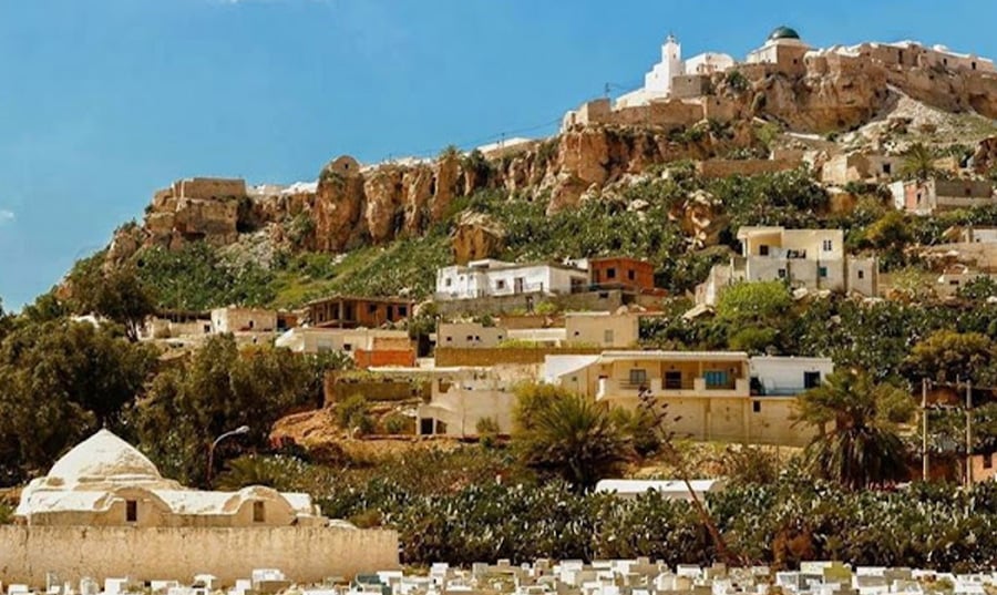 تشهد أغلب المناطق أجواءً يسودها غيم جزئي، مع توقعات بتشكل الضباب في الساعات المتأخرة من الليل، خاصة في أقصى المناطق الشمالية، بالإضافة إلى مناطق متفرقة في كل من الوسط والجنوب.