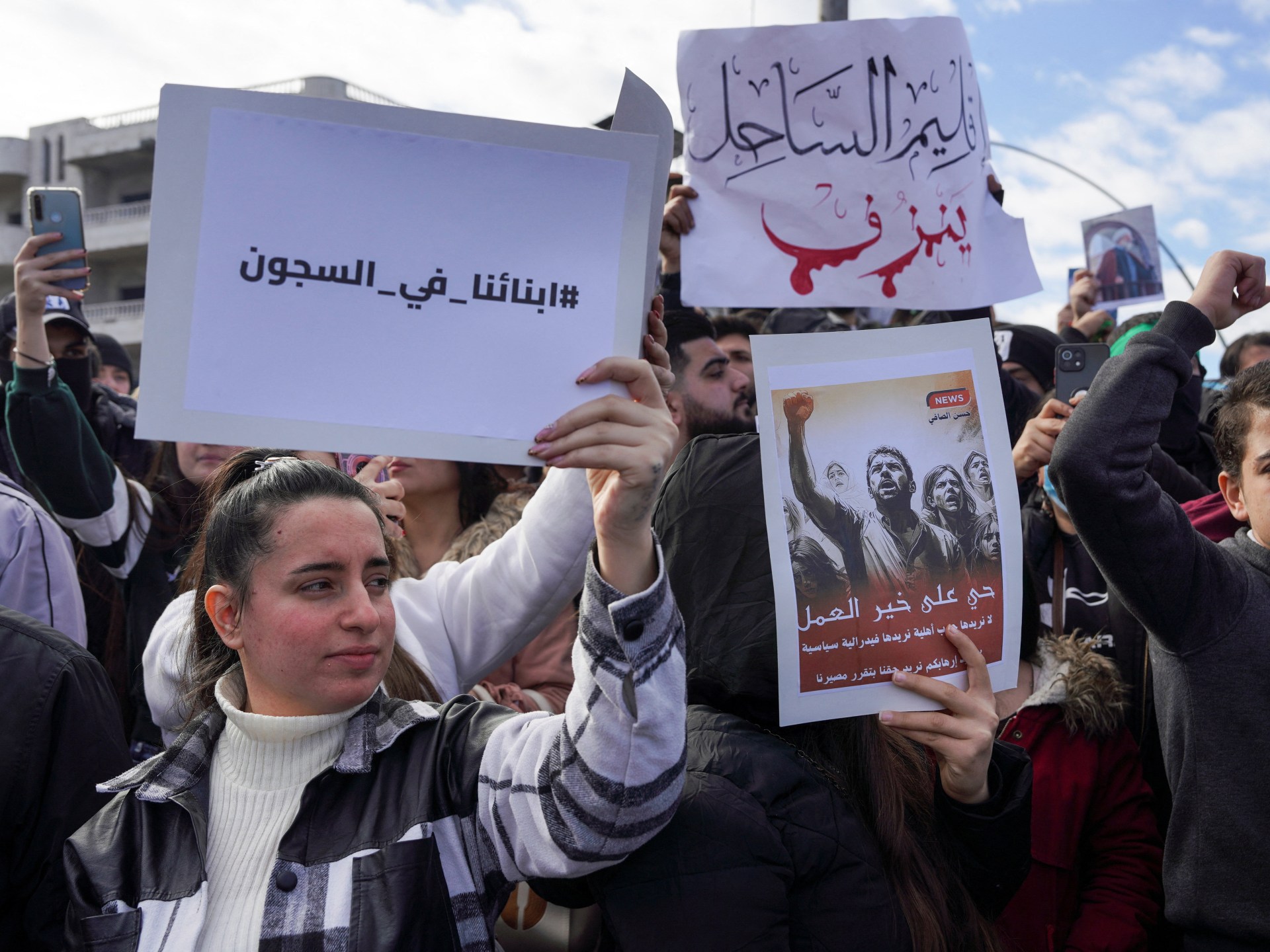 لماذا تحولت احتجاجات اللاذقية إلى مواجهات دامية؟ لماذا تحولت احتجاجات اللاذقية إلى مواجهات دامية؟