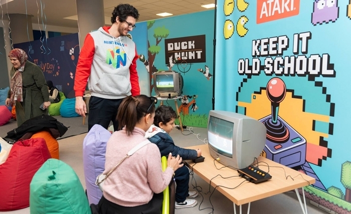 في بادرة هي الأولى من نوعها، بادرت اتصالات تونس بتنظيم فعالية “يوم الأسرة بالمؤسسة”، مؤكدة بذلك على الدور المحوري الذي تضطلع به الأسرة باعتبارها شريكًا فاعلًا في تعزيز الاستقرار الوظيفي وتحسين الأداء العام للمؤسسة. في بادرة هي الأولى من نوعها، بادرت اتصالات تونس بتنظيم فعالية “يوم الأسرة بالمؤسسة”، مؤكدة بذلك على الدور المحوري الذي تضطلع به الأسرة باعتبارها شريكًا فاعلًا في تعزيز الاستقرار الوظيفي وتحسين الأداء العام للمؤسسة.