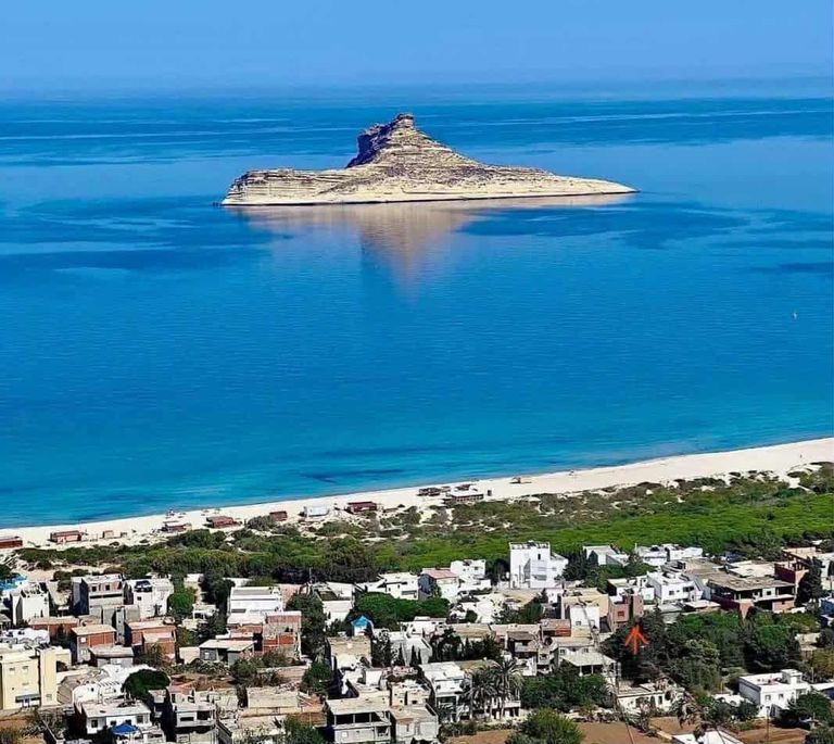 تشهد المناطق الساحلية الشمالية صباح اليوم سحباً عابرة تكون كثيفة أحياناً، مصحوبة بأمطار رعدية متقطعة، على أن تمتد هذه الظاهرة بشكل محلي خلال الليل لتشمل السو….