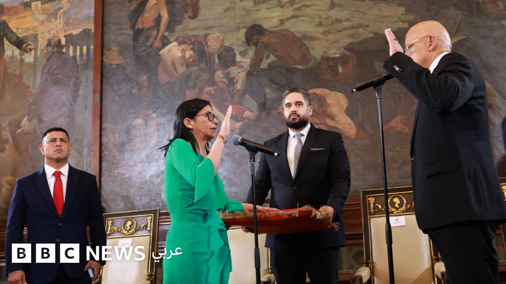 يظهر في الصورة ما يبدو أنه حفل تنصيب رسمي يقام في مكان مغلق، ويتضح ذلك من خلال رفع شخصين لأيديهما أثناء أدائهما اليمين. ويمسك رجل بما يبدو أنها وسادة يعلوها كتاب، يحتمل أن يكون إنجيلًا أو نصًا دينيًا مقدسًا مماثلًا. وتتميز الخلفية بلوحة فنية كبيرة. ومن المرجح أن يكون الأفراد يؤدون قسم اليمين لتولي منصب أو إعلان الولاء.